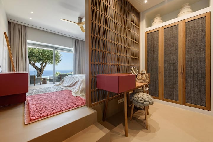 Die Einbauten im Schlafzimmer der Hausherren wurden auf Mass geschreinert, die meisten Möbel und die Textilien wurden vor Ort oder in Athen gekauft.