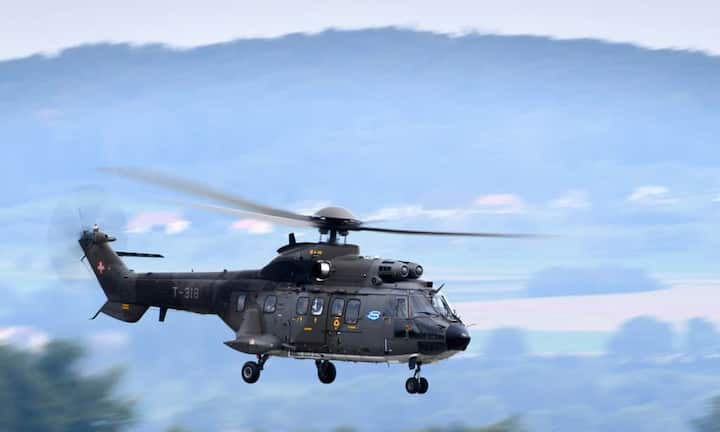 Beim verunfallten Helikopter handelt es sich um einen Super Puma.Bilder: Blick/Webcam/Keystone