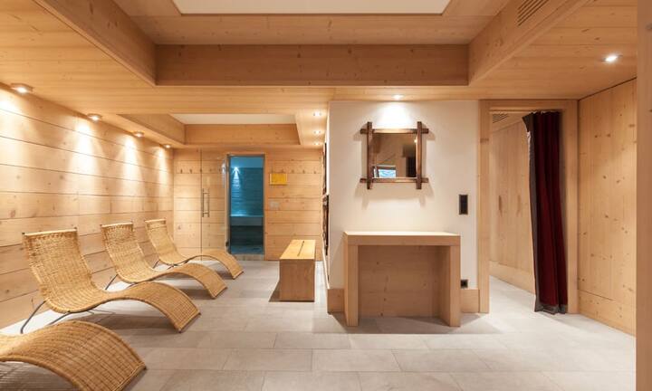 Der luxuriöse Spa-Bereich mit türkischem Dampfbad, Sauna, Whirlpool, Dusche und Ruheraum.