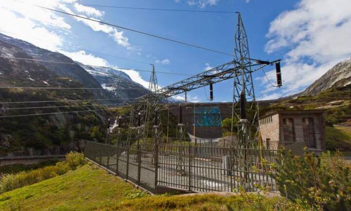 Besonders lukrativ arbeitet es sich in Betrieben, die sich mit Energie, Wasser, Ver-/Entsorgung und Recycling beschäftigen. 232'000 Franken beträgt da das durchschnittliche Salär auf Kaderebene. Bilder: Keystone