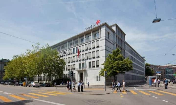 Platz 3: Swiss Life
Die drittgrösste Versicherung beschäftigt 7801 Mitarbeiter und erzielte Bruttoprämien in der Höhe von 17,37 Milliarden Franken. Das sind knapp 8 Prozent weniger als 2015.
Swiss Life