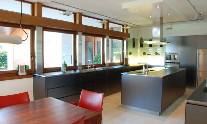 Im Erdgeschoss gibt es zwei Cheminées, welche im Winter für natürliche Wärme sorgen. Die Küche entspricht dem neuesten Standard. Weiter gibt es eine Toilette und ein Büroraum im Erdgeschoss.