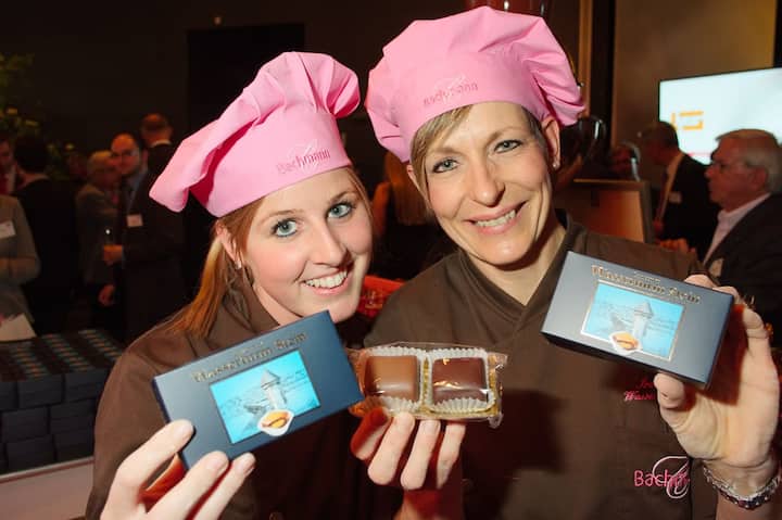 Süsse Steine: Sie beiden stellen die Wasserturm-Steine bei Bachmann her! Larissa Villiger und Irène Duss, Confiseurinnen