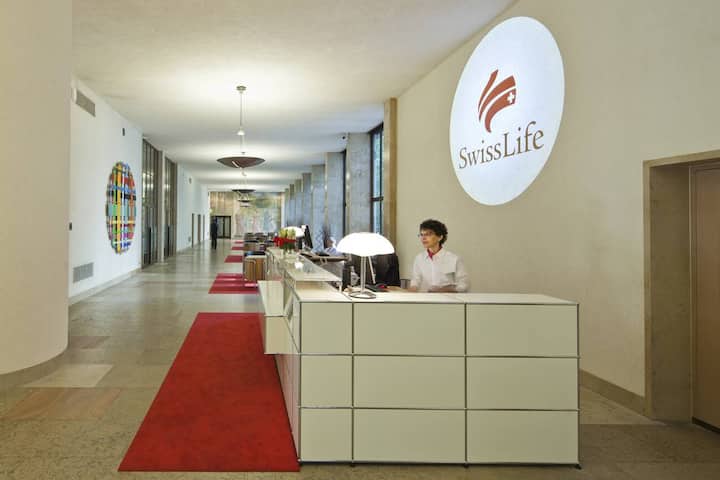 The reception of the headquarters of the insurance company Swiss Life on General-Guisan-Quai in Zurich, Switzerland, pictured on June 28, 2012. (KEYSTONE/Gaetan Bally) Der Empfang im Hauptsitze der Versicherungsgesellschaft Swisslife am General-Guisan-Quai in Zuerich, aufgenommen am 28. Juni 2012. (KEYSTONE/Gaetan Bally)