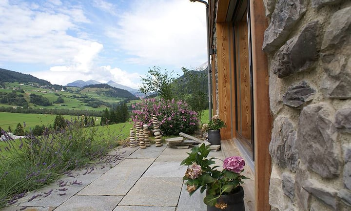 Das gesamte Objekt bietet eine Wohnfläche von ca. 273 m². Das Grundstück misst 770 m².
Preis: 1'690'000 Franken
Quelle und Bilder: Engel & Völkers