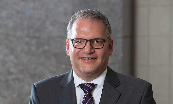 Zu seinen Branchenkollegen zählt Michael Thomann, Ex-Direktor des Waldhotels in Davos und des Hotels Schweizerhof in Bern. Die beiden sind seit 25 Jahren befreundet. Thomann betreibt heute ein Beratungsunternehmen.ZVG