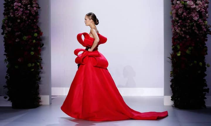 Ein Model präsentiert den neuesten Stoff der australischen Designer Tamara Ralph und Michael Russo.