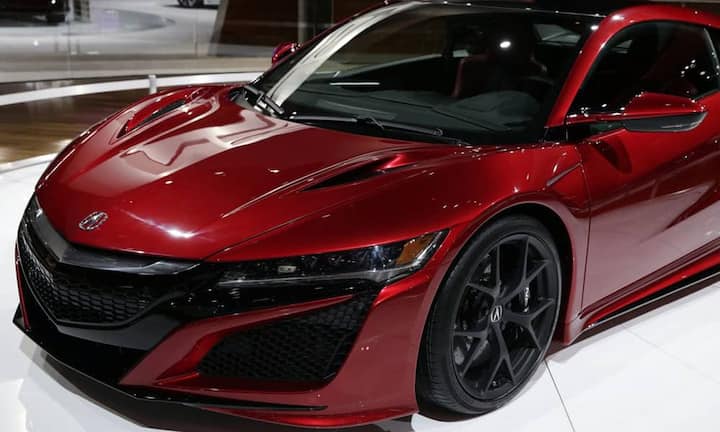 Acura NSX
Der zwischen 1990 und 2005 gebaute Mittelmotorsportler NSX ist zurück und präsentiert sich nun überarbeitet. Der Honda NSX wird in den USA unter dem Namen «Acura» verkauft.