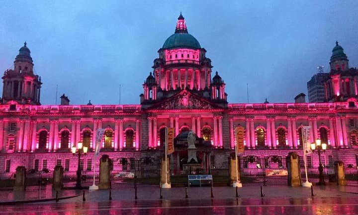 Zu Ehren der neuen Erdenbürgerin erstrahlte der Buckingham Palast in Pink...Twitter
