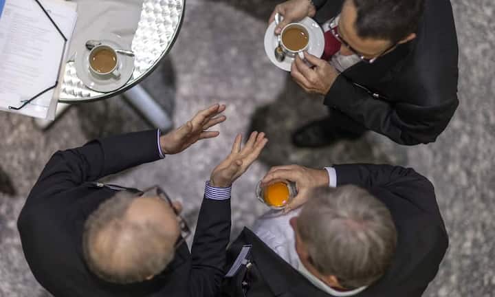 Sie wenden den «Gaslight»-Trick an«Gaslight» bedeutet, gezielt zu lügen und Worte so zu formulieren, dass Sie am Ende Ihre Erinnerungen anzweifeln. Manipulatoren benutzen hierfür Ausdrücke wie «das ist nie passiert», «sind Sie verrückt» oder «Sie verstehen es einfach nicht». Fallen Sie bloss nicht darauf herein. Wenn Sie beginnen, Ihre eigenen Worte anzuzweifeln, sollten Sie das Thema nochmal mit einer dritten Person besprechen, der Sie vertrauen können.