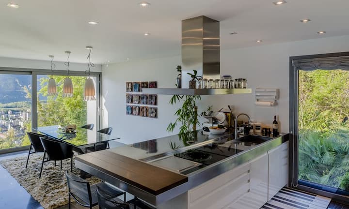 Angrenzend an das Wohnzimmer befindet sich direkt die Küche mit Kochinsel und dazugehörigem Essbereich.