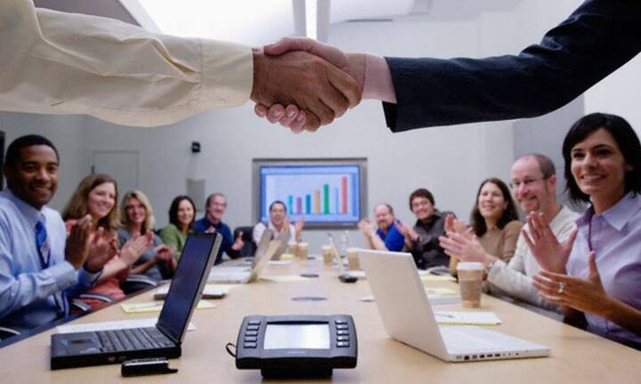 Im Bereich Dienstleistungen liegen wieder die Angestellten vorn. Sie verdienen rund 46'000 Franken jährlich, Selbstständige melden 2800 Franken weniger im Jahr. 
flickr/CC/Nguyen Hung Vu