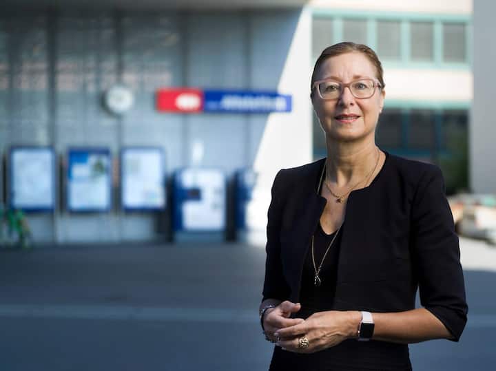 Jeannine Pilloud, Swiss Federal Railways delegate in an industry committee for the development of public transportation, portrayed at Zurich Altstetten train station, Switzerland, on July 9, 2018. (KEYSTONE/Gaetan Bally) Jeannine Pilloud, SBB Delegierte fuer OEV-Branchenentwicklung, portraetiert am 9. Juli 2018, am Bahnhof Zuerich Altstetten. (KEYSTONE/Gaetan Bally)