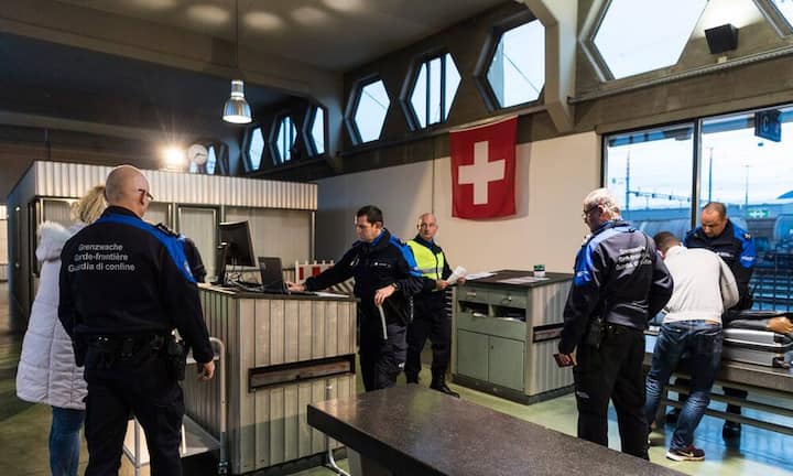 Den Einfluss der «Zuwanderung» schÀtzen ebenfalls rund drei Viertel als hoch ein. Mit 42 Prozent erhielt dieser Punkt die höchste Zustimmungsrate, das heisst am meisten Leute beantworteten diese Frage mit «Ich stimme zu».