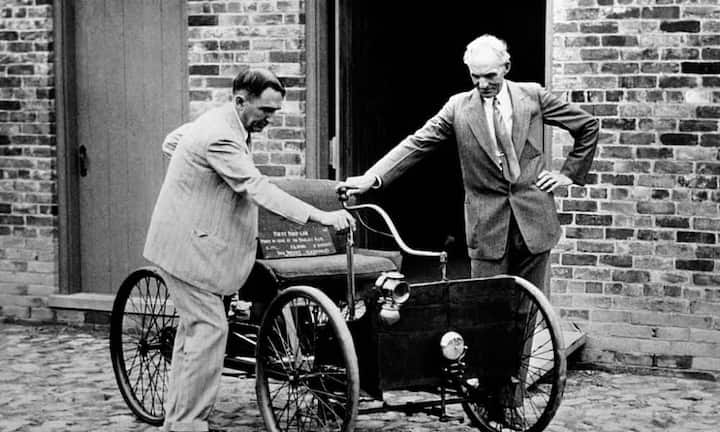 Henry Ford (rechts im Bild) teilte die gleiche perfektionistische Liebe zum Detail wie Steve Jobs. Das führte zum Scheitern seiner ersten beiden Firmen, da er nie die Deadlines einhalten konnte. Mit 40 Jahren startete er Ford und stellte auf Drängen der Investoren James Couzen ein, der ihn überzeugte, auch unperfekte Autos zu verkaufen, welche von geschulten Werkstätten repariert werden konnten. Der Autobauer Ford ist heute knapp 166 Milliarden Dollar wert.