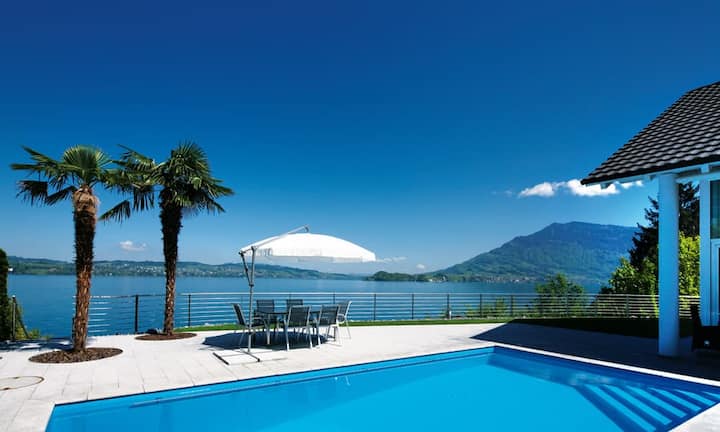 ...Swimmingpool, gelangt man...