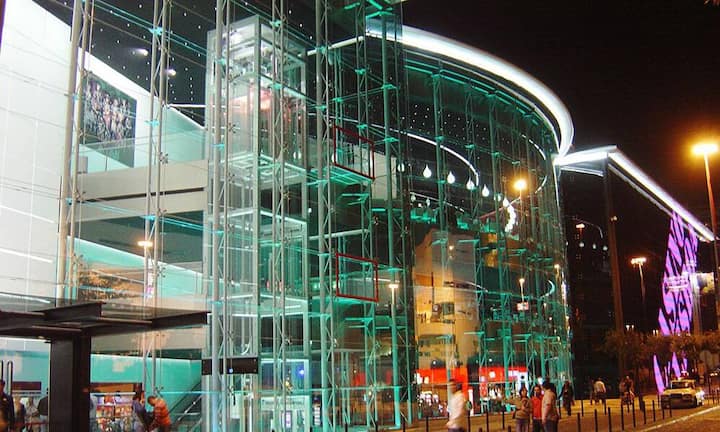 Platz 9: Im über 15'000 m2 grossen Casino Lisboa in Portugals Hauptstadt befindet sich auch ein Hotel mit 1000 Zimmern. 1000 Spielautomaten und 26 Tische sowie Restaurant, Bars, Discos, Konzerte und Shows von Weltklasse lassen das Herz von Spielfreudigen höher schlagen. (Bild: Wikimedia/Husond/CC)