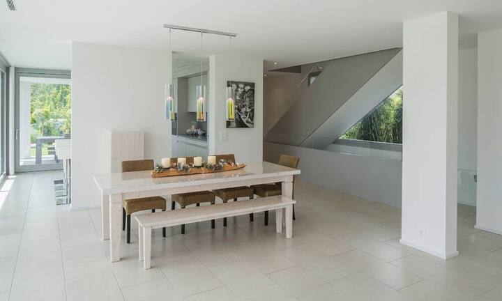 Die offenen Räumlichkeiten des Erdgeschosses des 6,5-Zimmer Einfamilienhaus in Rapperswil-Jona SG gehen nahtlos ineinander über. Der Wohn- und Essbereich ist zum...