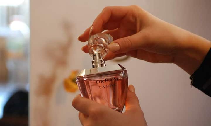 Parfüm ist in den USA eindeutig am erschwinglichsten. Für 50ml des guten Duftes bezahlt man dort durchschnittlich 43.40 Euro. In Kuwait dagegen liegen die Durchschnittspreise mit 101.45 Euro deutlich höher. Wer hätte es gedacht: Parfüms kann man sehr wohl günstig in der Schweiz einkaufen, denn der durchschnittliche Preis befindet sich mit 51.40 Euro bloss auf Platz 31 von 50. Pixabay