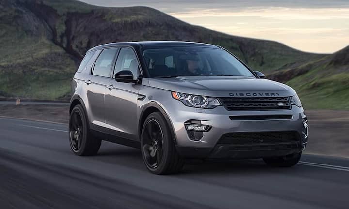 Land Rover erneuert jenes Modell,  das den Defender Ende der 80er Jahre eigentlich beerben sollte. Der 4,97 Meter messende Discovery 5 wird wohl der beste und begehrenswerteste «Landy» sein, den  man ab April 2017 kaufen kann – trotz seines seifigen Designs. Denn alles andere ist wirklich state of the art – die Rücksitze beispielsweise lassen sich per Smartphone umklappen. Dazu kommt ein intelligentes Allradsystem, das  selbst Beat Bünzli auf den Everest bringt. Ab 56'800 Franken.