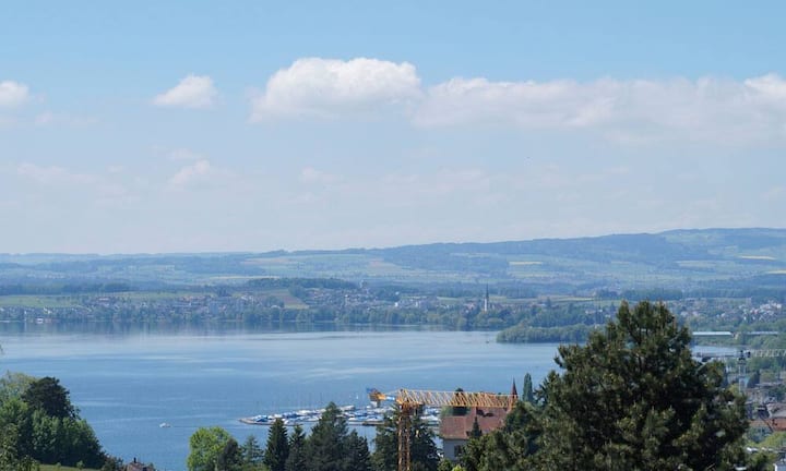 Diese Wohnung mitten im Weinbergquartier am Zugerberg bietet vor allem eines: von der knapp 30m² Terrasse eine unverbaubare Sicht über die Stadt Zug und den Zugersee bis hin zum Pilatus und die Berge.