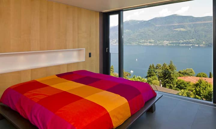 Auf dieser Etage befinden sich ausserdem vier weitere Schlafzimmer mit En-suite Duschbad/WC und Aussicht auf den Lago Maggiore.