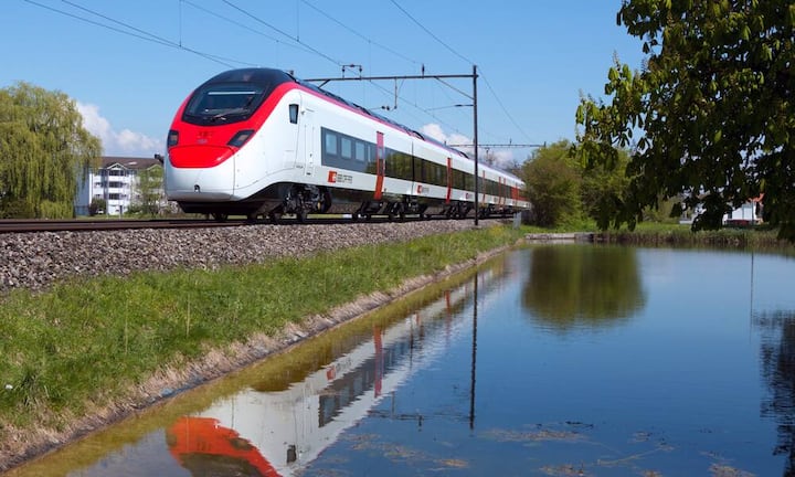 Platz 15 (neu): SBB
Die Schweizerischen Bundesbahnen sind zum ersten Mal im Ranking. Sie profitierten von ihrer App, aber auch die Eröffnung des Gotthards hat Eindruck hinterlassen.
SBB CFF FFS