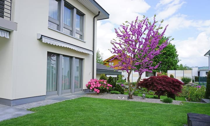 Der grosszügige Garten ist ein Highlight auf dem über 1000 m² grossen Grundstück.