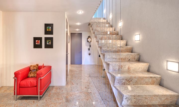 Fussbodenheizung und und klimatisierte Schlafzimmer ermöglichen ebenfalls ein Wohlfühl-Erlebnis.
Preis: 3'950'000 CHF