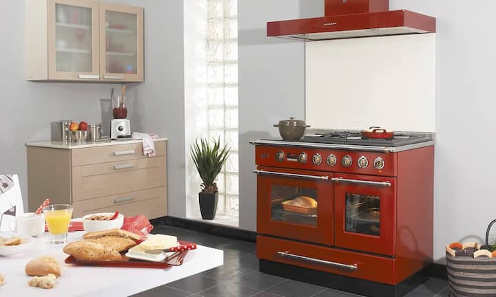 Vielseitig: Alles, was man neben Feuer noch zum Kochen braucht, bietet Lacanche.