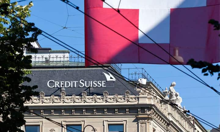 So sollen in der Schweiz innert drei Jahren bis zu 1600 Stellen abgebaut werden, das heisst pro Jahr werden 500 bis 600 Stellen eingespart. Der Abbau soll über natürliche Fluktuation gehen, was laut Thiam «einfach machbar» sei. Vom Abbau betroffen ist auch Schweiz-Chef Hans-Ulrich Meister.