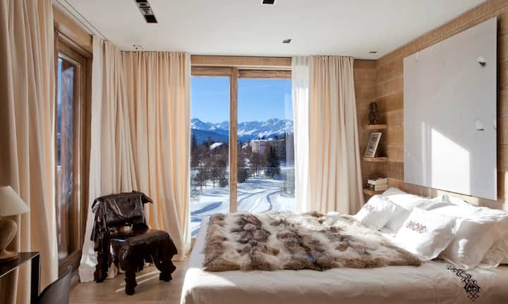 Die 125 m² grosse Wohnung besteht aus drei grosszügigen Schlafzimmern mit einer Master-Suite und zwei weiteren Badezimmer.
Preis: auf Anfrage