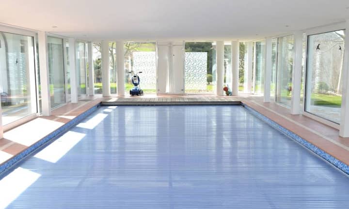 Der beheizte Pool ist mit 11 x 5 Metern genügend gross um seine täglichen Bahnen zu schwimmen.