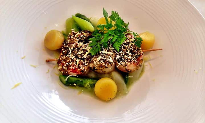 Regel Nummer eins: Nehmen Sie sich Zeit zum Essen. Wer beim Essen den Fokus auf die Arbeit richtet oder unterwegs hektisch etwas herunterschlingt, darf sich nicht über Völlegefühl oder Konzentrationsschwierigkeiten wundern.