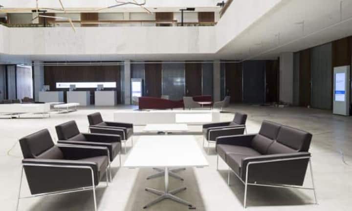 Der Hof ist grosszügig gestaltet - mit Raum zum Verweilen.