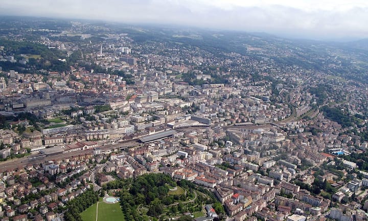 Platz 8: Lausanne (Bewertung: 8,20)
Insgesamt, so das Buchungsportal, sei die Sauberkeit in Schweizer Hotels sehr gut. So belegt die Schweiz mit 8,46 Punkten einen europäischen Spitzenplatz, noch vor Österreich (8,40) und Deutschland (8,31). Deutlich weniger Punkte vergeben die Buchungskunden im Vereinigten Königreich (7,66) oder Dänemark mit nur 7,51 Punkten.