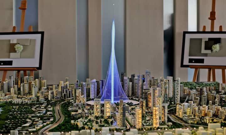 Der Turm soll den höchsten Wolkenkratzer – den Burdsch Chalifa – der Welt überragen. Das bedeutet: Der neue Mega-Turm soll zum Schluss höher als 828 Meter sein.