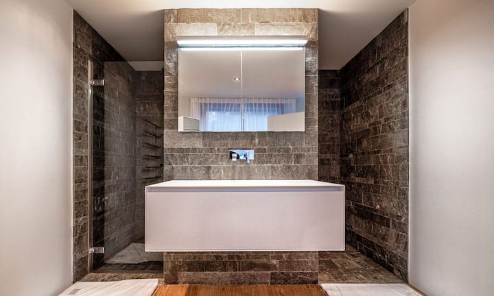 Der edle Badbereich verfügt über eine freistehender Wanne, eine grosse Dampfdusche...