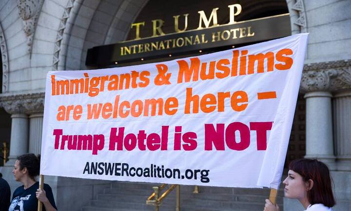 Demonstranten versammelten sich bei der Eröffnung vor dem Gebäude. Sie stören sich an Trumps provokative Äusserungen über Flüchtlinge und Muslime.