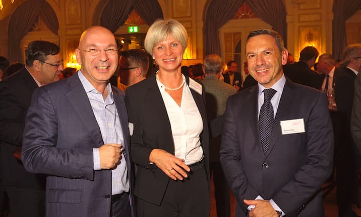 Michele Molinari, President /CEO Molinari Rail AG;
Verena Utzinger, Senior Relationship Manager, Schweiz. Exportrisiko Versicherung;
Samuel Engel, Director Specialities, Aon Schweiz AG