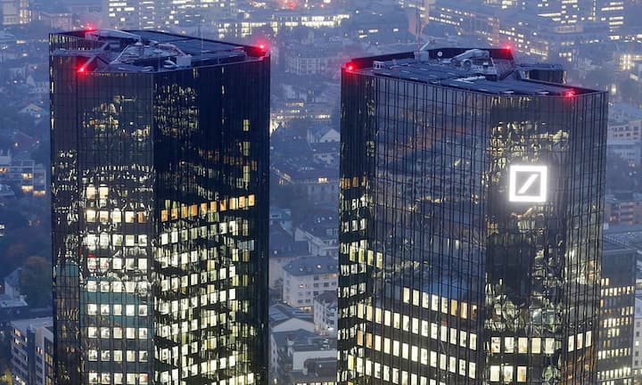 Deutsche BankAuch vom deutschen Geldhaus dürfte Frankfurt deutlich profitieren: Wegen des Brexit will die Deutsche Bank grosse Teile ihres wichtigen Handelsgeschäfts verlagern. 4000 der 9000 UK-Mitarbeiter sollen zügeln.