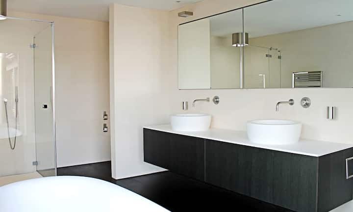 Eines von insgesamt vier Badezimmern.