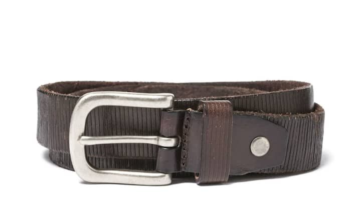 Vertikal: Sisley Dieser Gürtel im rustikalen Vintage-Look hat vertikale Streifen im braunen Leder und eine abgerundete, silberne Schnalle mit rauem Finish. Preis 49.90 Franken