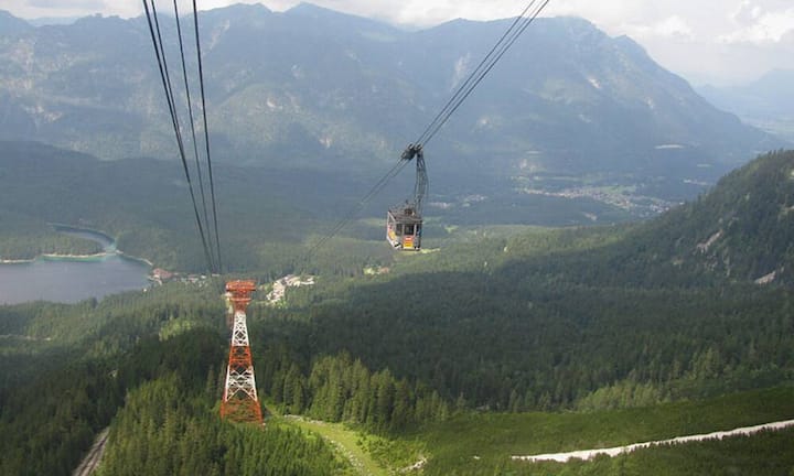 Höchster Abstand zum Boden in einer Sektion: Die Eibseebahn am Zugspitzgipfel in Deutschland fährt in einer Sektion 1‘950 Meter hoch.   Wiki Commons, Michael J. Zirbes