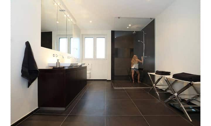 ...Schlafzimmer mit angeschlossenem Badezimmer.