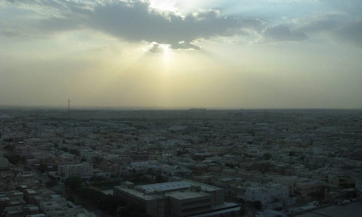 Das sind die teuersten Städte der Welt für Business-Reisende:
Rang 10: Riad
In der saudischen Hauptstadt fallen durchschnittliche Kosten von 495 Dollar im Tag an. Riad ist damit die teuerste Stadt für Business-Reisende im Nahen Osten. Besonders das Essen geht ins Geld. Peter Dowley/CC/flickr