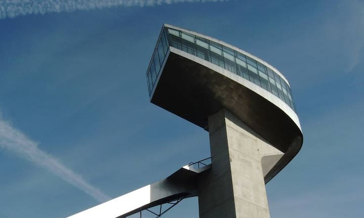 Funktional und gleichzeitig gewagt ist Hadids Umbau der Bergiselschanze in Innsbruck, Österreich. Die Schanze gilt als architektonisch bedeutendstes Sportbauwerk Österreichs.
Richard Wasenegger/CC
