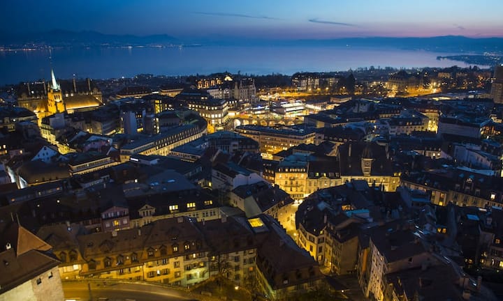Lausanne ist dem «Urban Audit» nach unterer Durchschnitt. Platz 5 bei der Erwerbsquote. Der Belastungs-Index, der die durchschnittliche Luftbelastung von Stufe 1 (gut) bis Stufe 6 (schlecht) aufzeigt, schafft es nur auf Stufe 4. Die Diebstahlrate befindet sich auf Platz 2. Ein Lichtblick: Die Monatskarte für die öffentlichen Verkehrsmittel ist von allen acht Städten am günstigen.