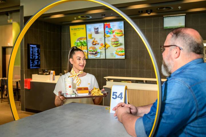 Dadurch hat das Personal Zeit, die Menüs an den Tisch zu bringen. Bald soll die Kundschaft personalisierte Vorschläge beim Bestellen erhalten.