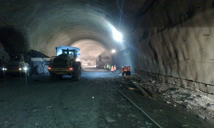 Den Rekord wird das Bauwerk allerdings nicht lange halten können. Am Brenner-Basistunnel zwischen Österreich und Italien wird bereits gebaut. Am Ende wird dieser zwar nur 55 Kilometer lang werden, mit der bestehenden Umfahrung von Innsbruck zusammen, kommt er aber auf eine Länge von 64 Kilometern.library_mistress
